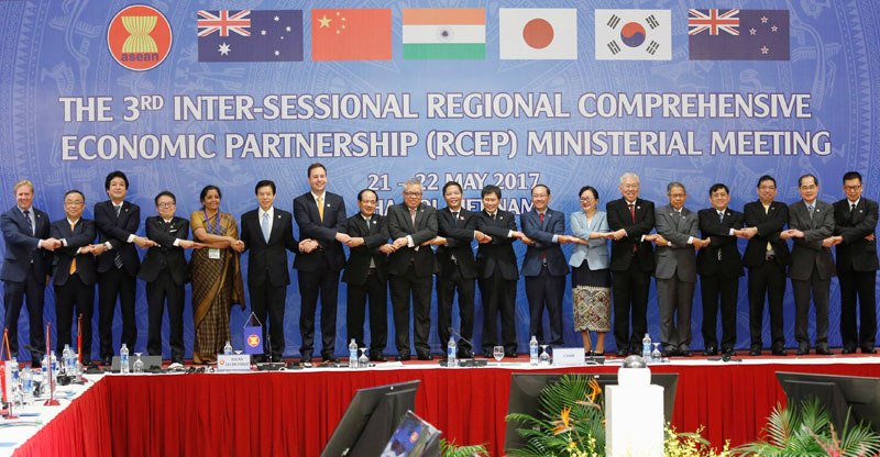 Trade ministers pose for a photo during the 3rd Inter-sessional Regional Comprehensive Economic Partnership (RCEP) Ministerial Meeting in Hanoi, Vietnam on May 22, 2017. Photo: Reuters