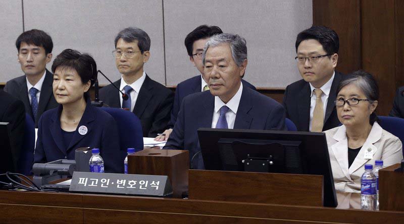 Former South Korean President Park Geun-hye, (front left), sits with her longtime friend Choi Soon-sil, (right), for her trial at the Seoul Central District Court in Seoul, South Korea, on Tuesday, May 23, 2017. Photo: AP