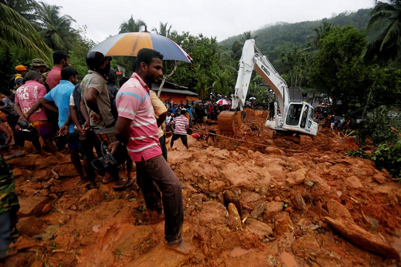 People gather during a rescue mission at the site of a landslide in Bellana village in Kalutara, Sri Lanka May 26, 2017. Photo: Reuters