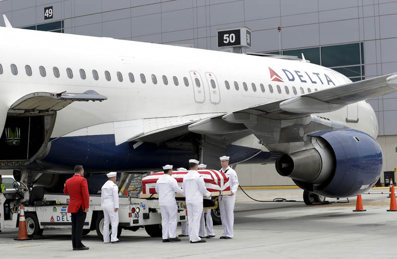 Navy sailors carry the casket of Lt Cmdr Frederick Crosby after its arrival to the airport Friday, May 26, 2017, in San Diego. Photo: AP