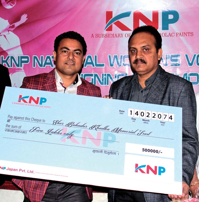 Country Director of KNP Japan Pvt Ltd Manoj Mishra (right) handing over a cheque of Rs 500,000 to President of Sher Bahadur Khadka Memorial Trust Ranjan Khadka during a signing ceremony in Kathmandu on Saturday. Photo: THT