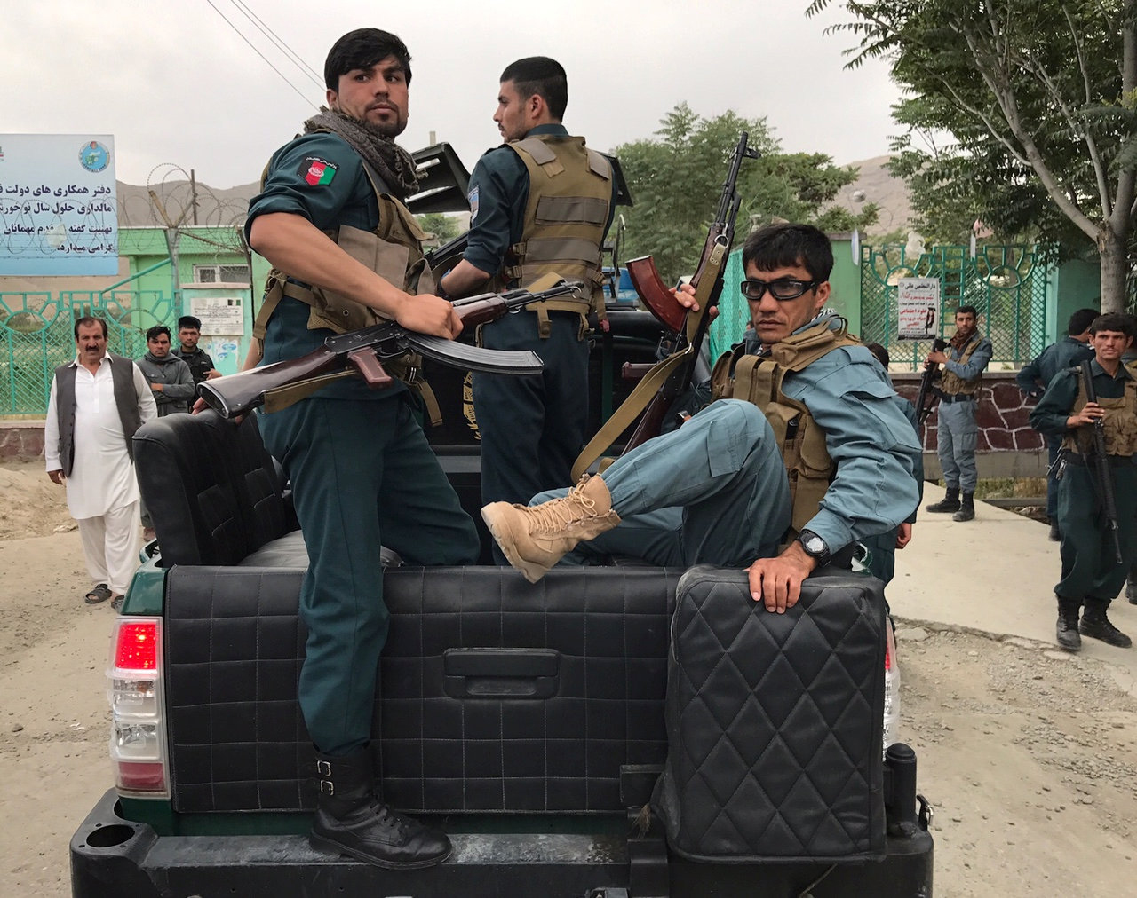 Afghan policemen arrive at the site of blasts in Kabul, Afghanistan June 3, 2017. Photo: REUTERS