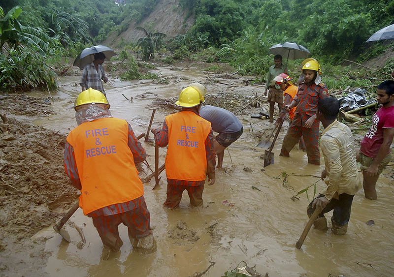 Rescuers search amid the mud after a landslide in Bandarban, Bangladesh, Tuesday, June 13, 2017. Photo: AP