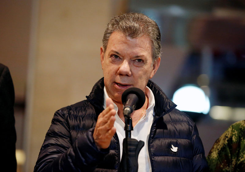 Colombia's President Juan Manuel Santos addresses the media inside the Andino Shopping Centre after an explosive device detonated in a restroom, in Bogota, Colombia, on June 17, 2017. Photo: Reuters