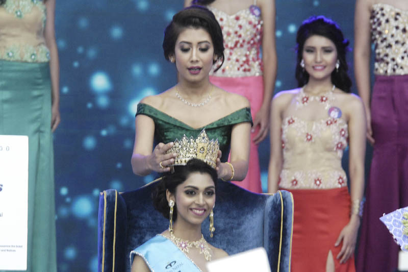 Asmi Shrestha Miss Nepal 2016 confers the crown to Nikita Chandak. Photo: Naresh Shrestha