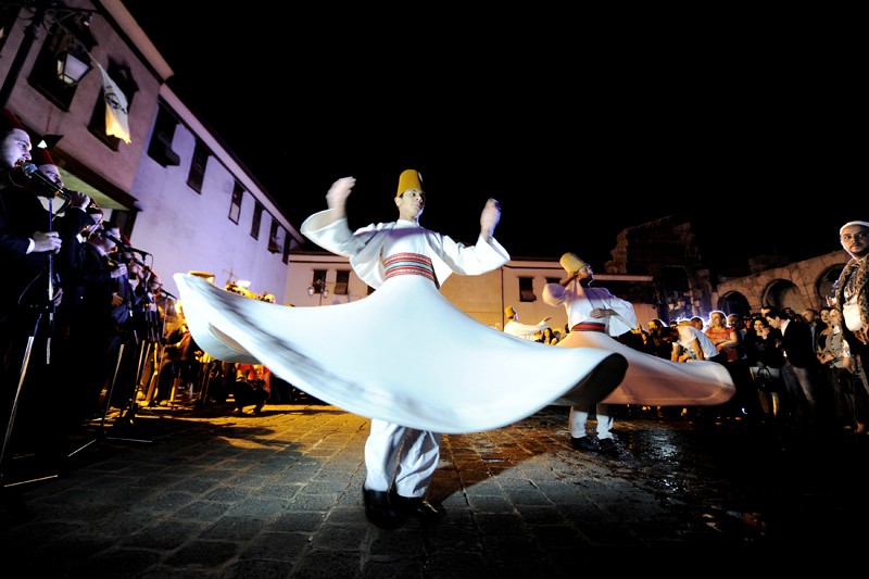 A whirling Dervish group perform during the holy month of Ramadan outside the Umayyad mosque in old Damascus city, Syria June 14, 2017. Photo: Reuters