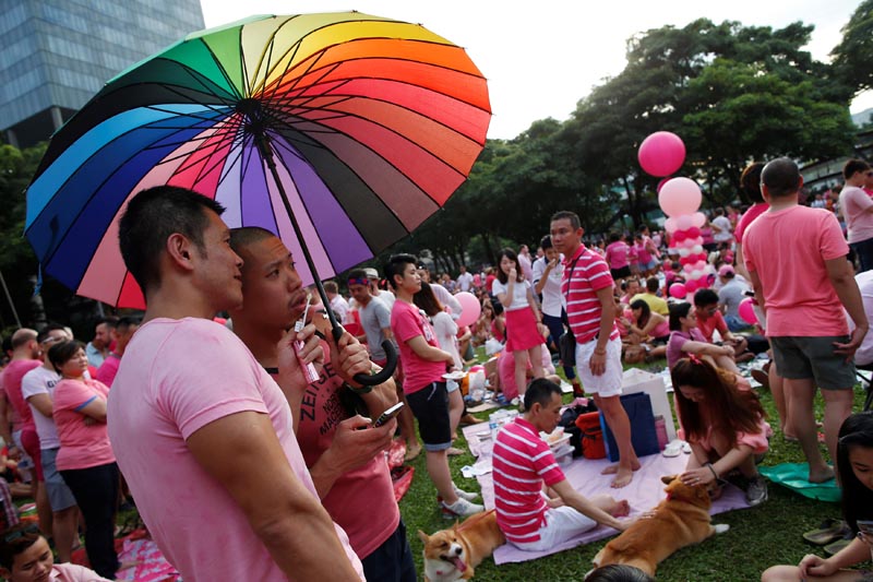 FILE PHOTO: Participants dressed in pink enjoy a picnic before taking part in the forming of a giant pink dot at the Speakers' Corner in Hong Lim Park in Singapore, on June 28, 2014. Photo: Reuters