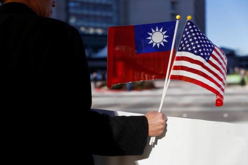 A demonstrator holds flags of Taiwan and the United States in support of Taiwanese President Tsai Ing-wen during an stop-over after her visit to Latin America in Burlingame, California, US, on January 14, 2017. Photo: Reuters