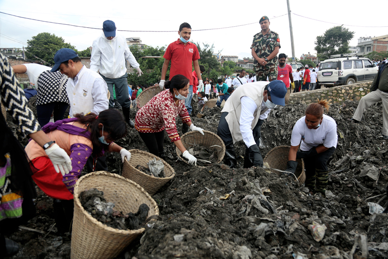 Locals along with Urban Development Minister Prabhu Saha participate in the Bagmati clean-up campaign, in Thapathali, on Saturday, July 8, 2017. Photo: RSS
