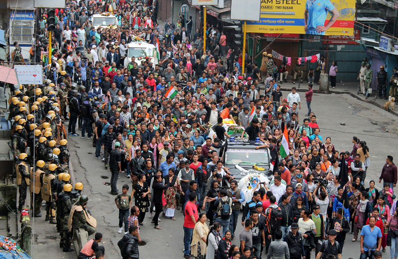 Supporters of the Gorkha Janmukti Morcha (GJM) rally as they carry bodies of protesters who were killed in clashes with security forces on Saturday, in Darjeeling, India on June 18, 2017. Photo: Reuters