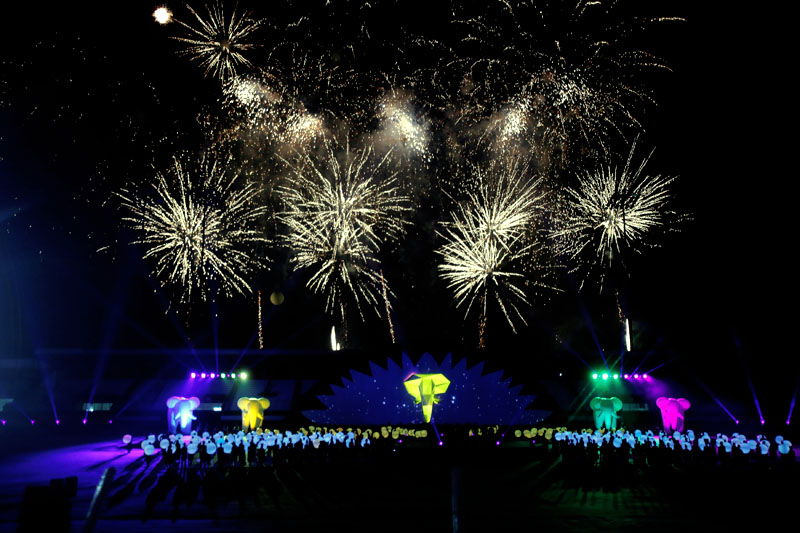 Fireworks explode during the opening ceremony of the 8th Francophone Games at the Felix Houphouet-Boigny stadium in Abidjan, Ivory Coast July 21, 2017. Picture taken July 21, 2017.  Photo: Reuters