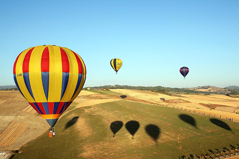 Hot air balloons fly during a hot air ballooning event in Todi, Italy, July 29, 2017. Photo: Reuters