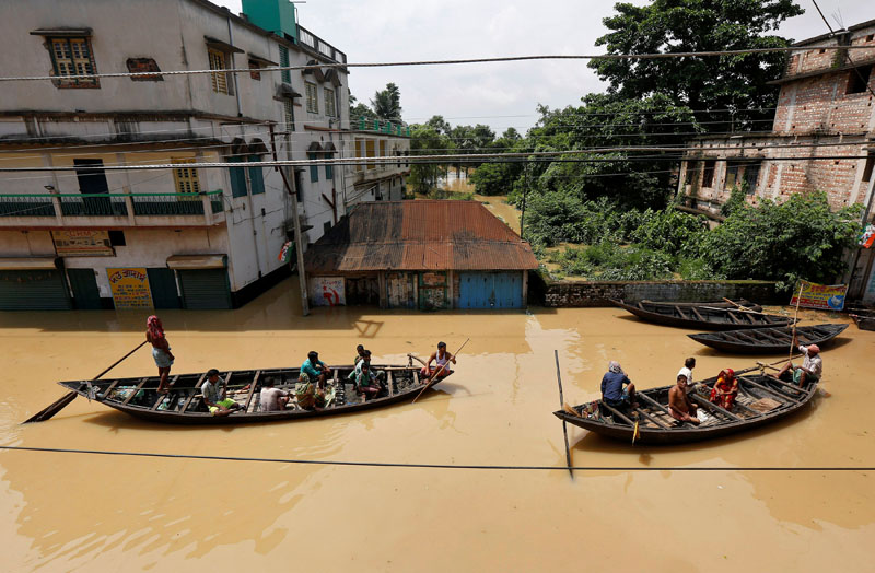 People use boats as they try to move to safer places along a flooded street in West Midnapore district, in the eastern state of West Bengal, India, on July 27, 2017. Photo: Reuters
