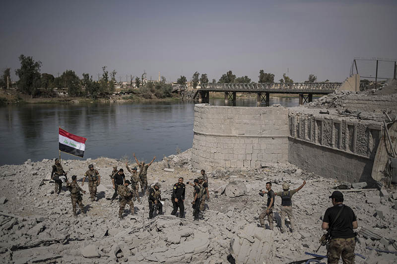 Iraqi Special Forces soldiers celebrate after reaching the bank of the Tigris river as their fight against Islamic State militants continues in parts of the Old City of Mosul, Iraq, Sunday, July 9, 2017. Photo: AP
