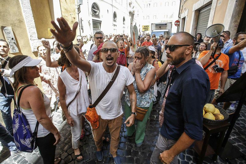 Anti-vaccine protestors shout slogans outside the Italian lower chamber in Rome, Friday, July 28, 2017. Photo: Giuseppe Lami/ANSA via AP