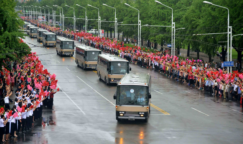 Members who contributed to the success of the intercontinental ballistic rocket Hwasong-14 test launch, arrive in Pyongyang in this photo released by North Korea's Korean Central News Agency (KCNA) in Pyongyang July 7, 2017. Photo: KCNA via Reuters