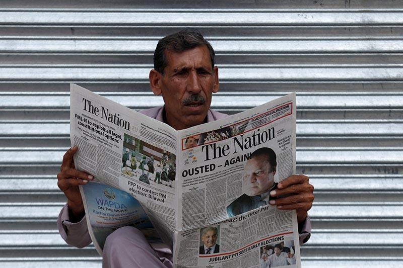 A man reads a newspaper with news about the disqualification of Pakistan's Prime Minister Nawaz Sharif by the Supreme Court, in Peshawar, Pakistan, on July 29, 2017. Photo: Reuters