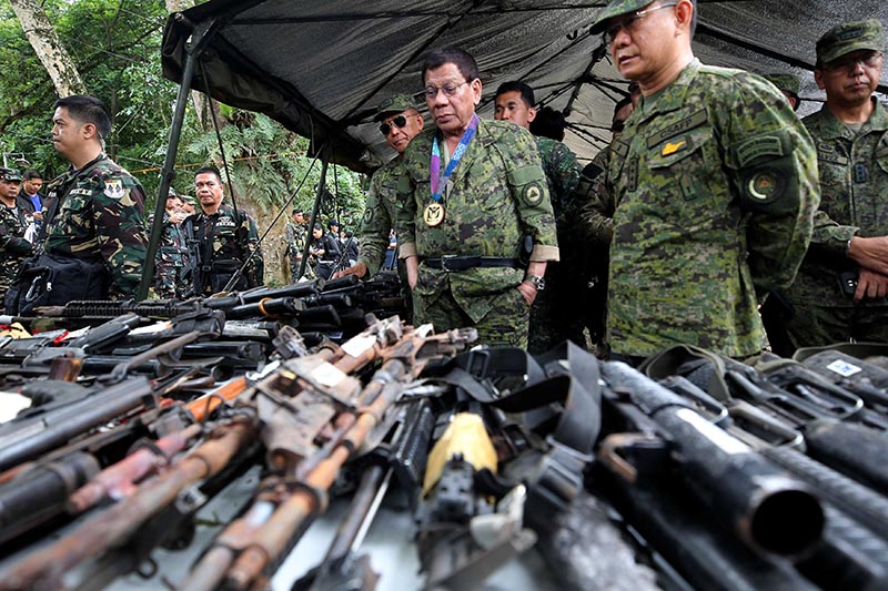 Philippine President Rodrigo Duterte inspects firearms together with Eduardo Ano, Chief of Staff of the Armed Forces of the Philippines (AFP), during his visit at the military camp in Marawi city, southern Philippines, on July 20, 2017. Photo: Malacanang Presidential Palace/Handout via Reuters