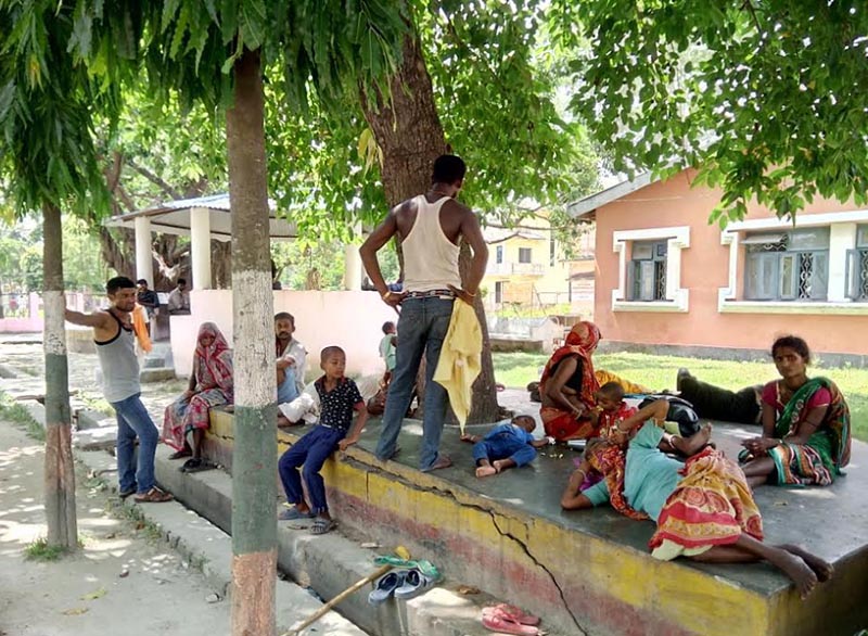 Patientsu2019 attendants sitting under a tree on the premises of Sagarmatha Zonal Hospital in Rajbiraj, Saptari, on Tuesday, July 18, 2017. Photo: THT