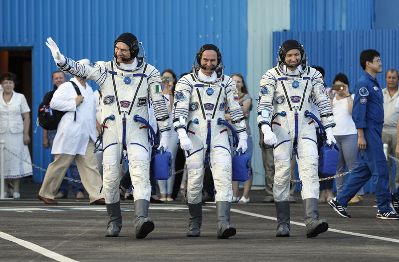 US astronaut Randy Bresnik, right, Russian cosmonaut Sergey Ryazanskiy, centre, Italian astronaut Paolo Nespoli, members of the main crew of the expedition to the International Space Station (ISS), walk prior the launch of Soyuz MS-05 space ship at the Russian leased Baikonur cosmodrome, Kazakhstan, Friday, July 28, 2017. Photo: AP