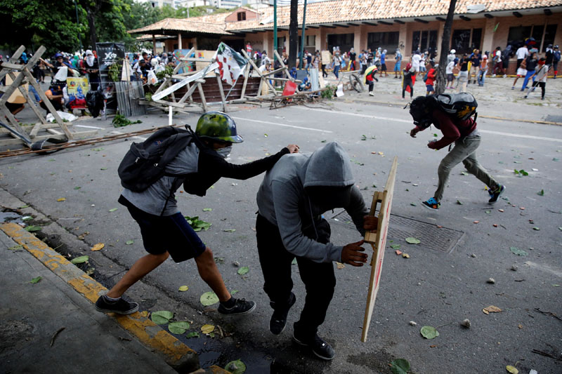Demonstrators clash with riot security forces during a strike called to protest against Venezuelan President Nicolas Maduro's government in Caracas, Venezuela, on July 20, 2017. Photo: Reuters