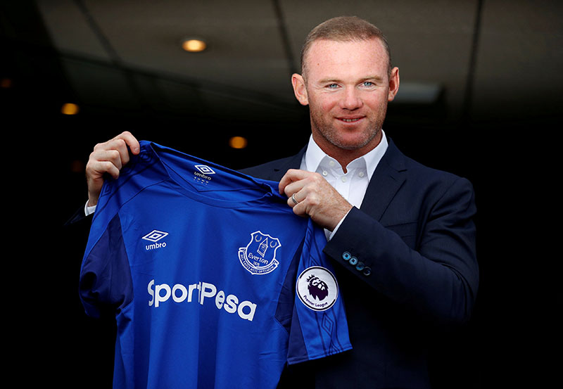 Everton's Wayne Rooney poses with the club shirt after the press conference. Photo: Reuters