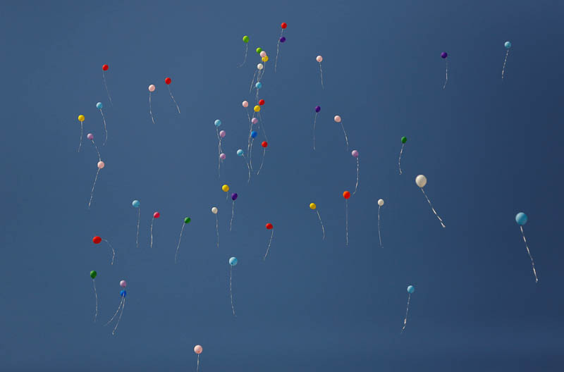 Balloons are released by journalists and press freedom activists during a demonstration in solidarity with the members of the opposition newspaper Cumhuriyet who were accused of supporting a terrorist group outside a courthouse, in Istanbul, Turkey, July 24, 2017. Photo: Reuters