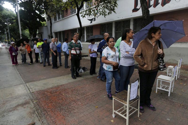 Voters wait outside of a poll station to enter to cast their ballots during the election for a constitutional assembly in Caracas, Venezuela, on Sunday, July 30, 2017. Photo: AP