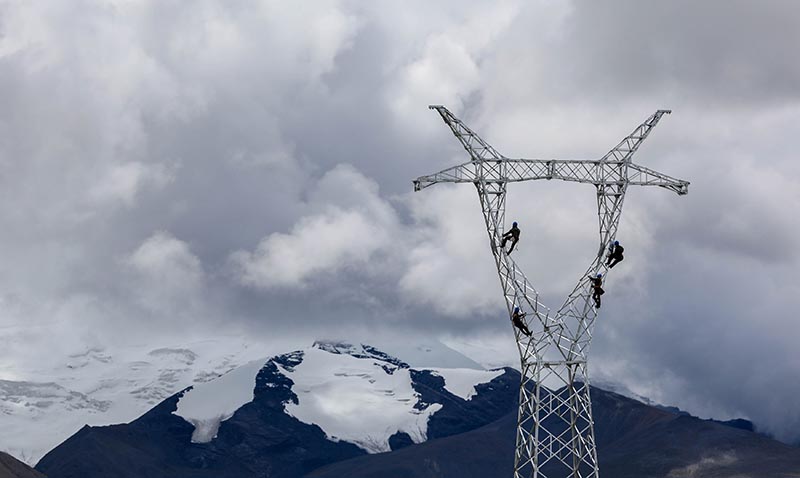 Technicians work on an electricity pylon in the mountains near Mengda village in Shannan Prefecture, Tibet Autonomous Region, China, on  August 19, 2017. Photo: Reuter