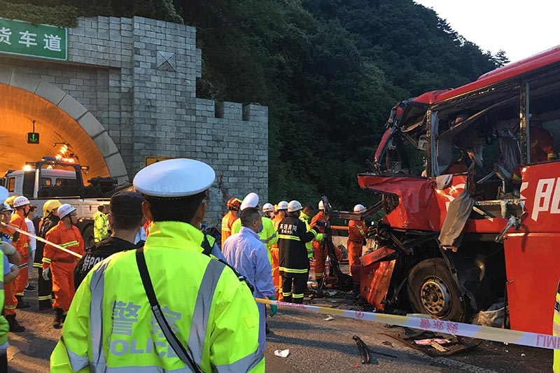 Police and firefighters work near the wreckage of a coach after it crashed into the wall of a tunnel along the Xi'an-Hanzhong expressway in Ankang, Shaanxi province, China, on August 11, 2017. Photo: Reuters