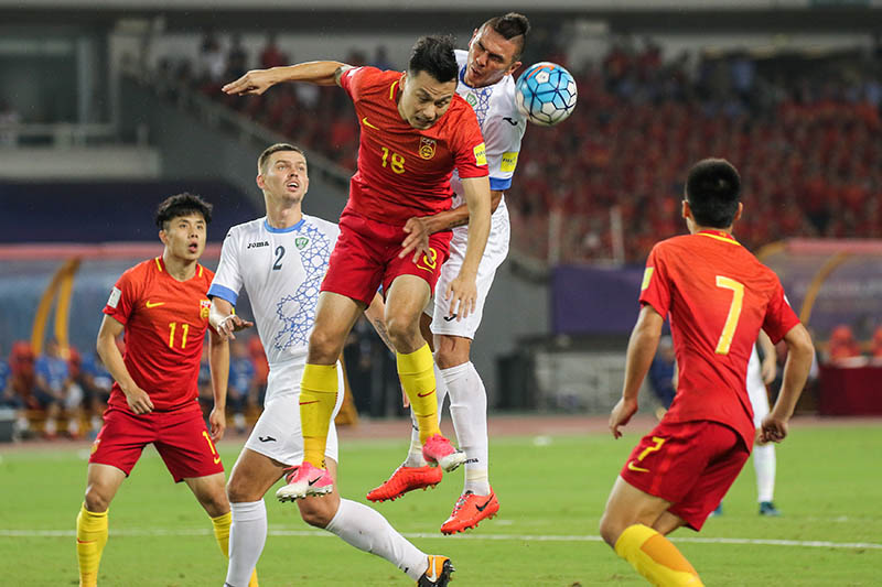 Gao Lin of China and Anzur Ismailov of Uzbekistan in action. Photo: Reuters
