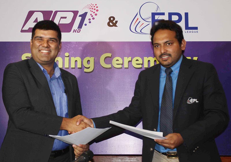 Everest Premier League MD Aamir Akhtar and AP1 TV Managing Director Laxmi Paudyal (left) exchange the MoU at a programme in Kathmandu on Wednesday, August 30, 2017. Photo: Udipt Singh Chhetry/THT