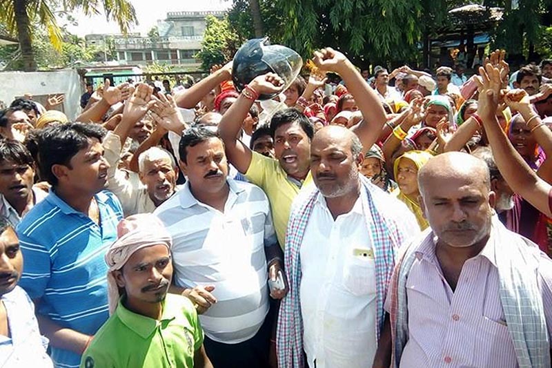 Flood victims protesting against discrimination in relief distribution at District Administration Office, Rautahat, on Sunday, August 17, 2017. Photo: THT