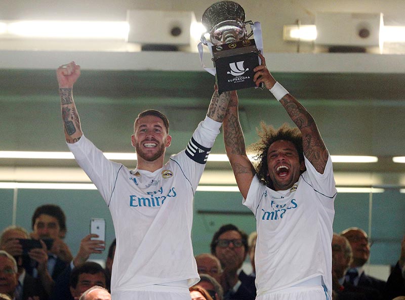 Real Madrid's Sergio Ramos and Marcelo lift the trophy after winning the Spanish Super Cup second leg soccer match between Real Madrid and Barcelona at the Santiago Bernabeu stadium in Madrid, Wednesday, August 16, 2017. Photo: Reuters