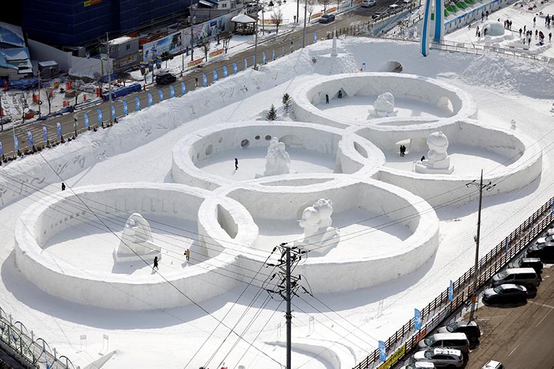 An ice sculpture of the Olympic rings is seen during the Pyeongchang Winter Festival, near the venue for the opening and closing ceremony of the PyeongChang 2018 Winter Olympic Games in Pyeongchang, South Korea, on February 10, 2017. Photo: Reuters/ File