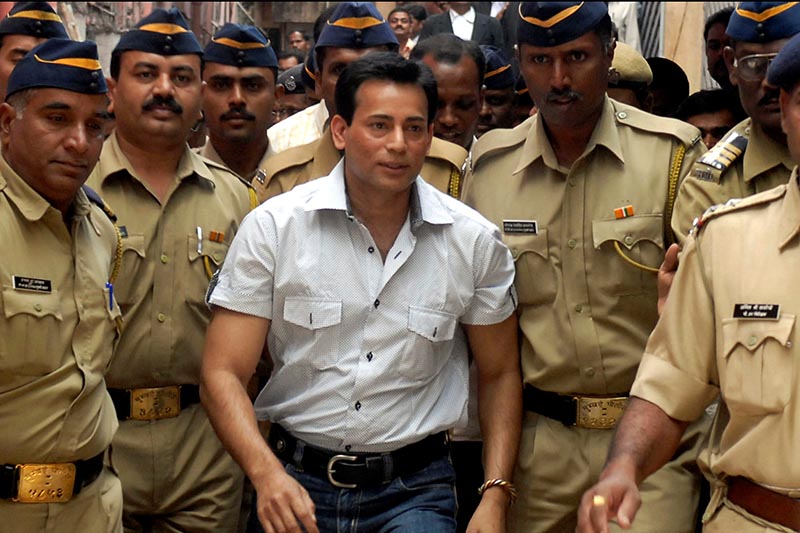 FILE PHOTO: Abu Salem (C) is surrounded by policemen as he arrives at a court in the southern city of Hyderabad, India, December 20, 2007.  Photo: Reuters