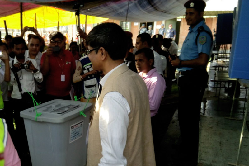 Chief Election Commissioner Ayodhee Prasad Yadav casts his ballot in Rajbiraj-2, Saptari, on Monday, September 17, 2017. Photo: Byas Shanker Upadhyay