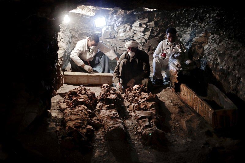 Archaeologists work on mummies found in the New Kingdom tomb that belongs to a royal goldsmith in a burial shaft, in Luxor, Egypt, on Saturday, September 9, 2017. Photo: AP