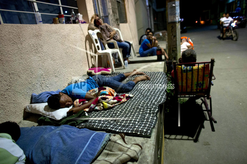 Residents fearing aftershocks sleep on stoops outside their earthquaked-damaged homes in central Juchitan, Oaxaca state, Mexico, Friday, Sept 8, 2017. Photo: AP