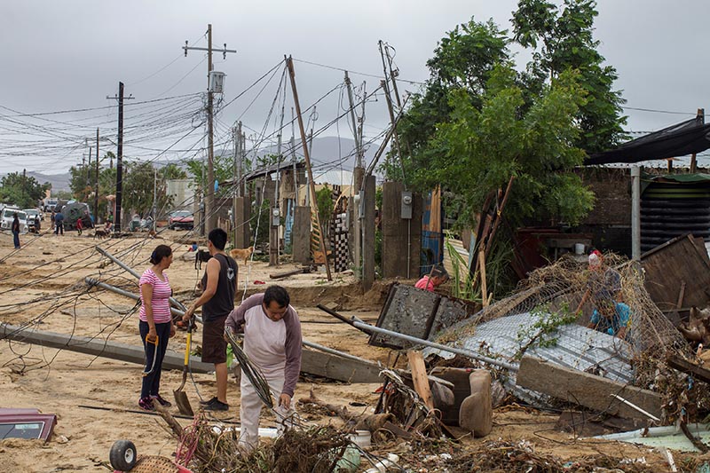 Residents remove debris in the aftermath of Tropical Storm Lidia in Los Cabos, Mexico, on September 1, 2017. Photo: Reuters