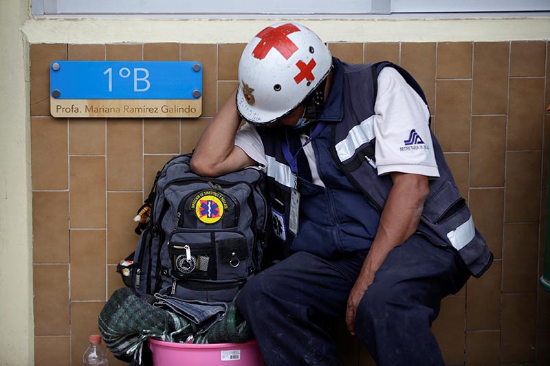 A paramedic takes a break during a search for students at the Enrique Rebsamen school after an earthquake in Mexico City, Mexico, on September 21, 2017. Photo: Reuters