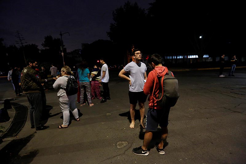 People gather on a street after an earthquake hit Mexico City, Mexico late September 7, 2017. Photo: Reuters