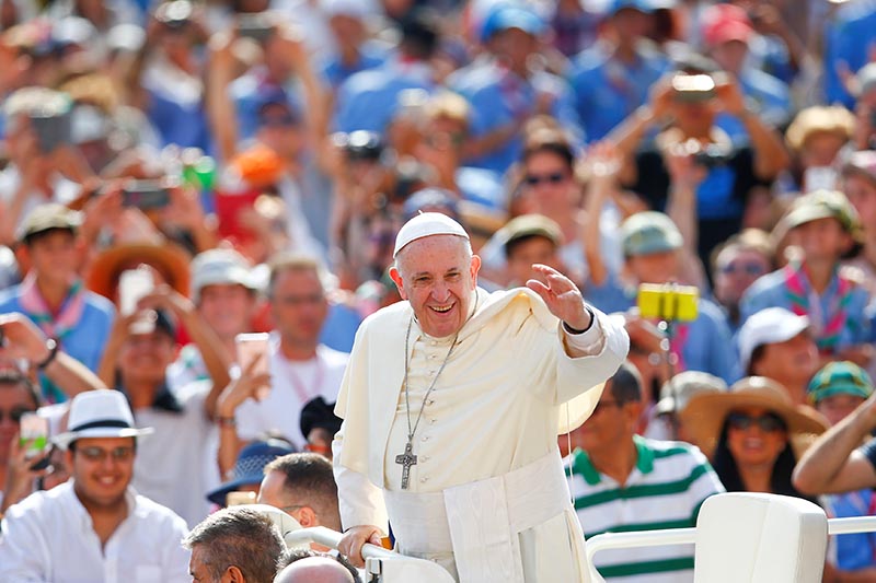 Pope Francis waves as he arrives to lead his Wednesday general audience in Saint Peter's square at the Vatican, on August 30, 2017. Photo: Reuters