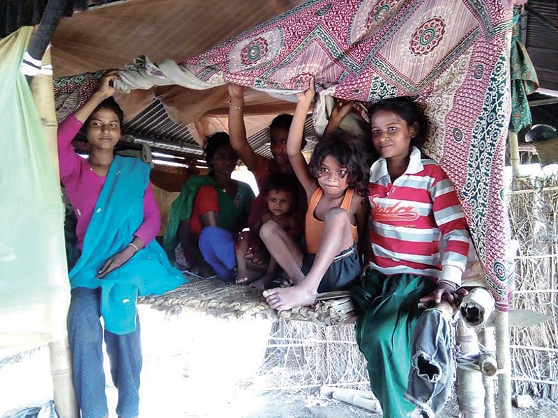 Flood-displaced people from the Dalit community taking shelter under a temporary hut in Dhankaul Rural Municipality, Sarlahi, on Saturday. Photo: THT