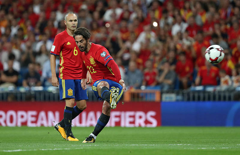 Spainu2019s Isco scores their first goal from a free kick. Photo: Reuters