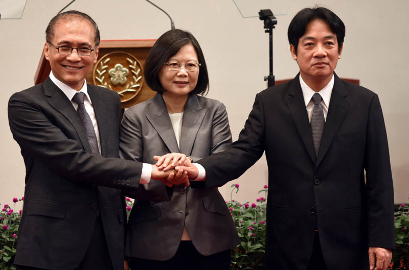 Taiwanese premier Lin Chuan, President Tsai Ing-wen and Tainan city mayor William Lai join hands during the news conference in Taipei, Taiwan, on September 5, 2017. Photo: Reuters