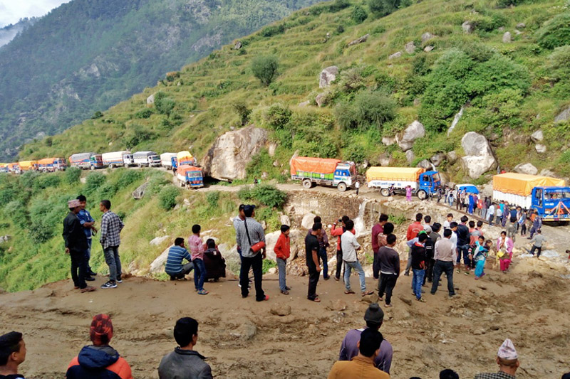 Passengers are left stranded in jaam along the Jitegard-Asmode road strech in Kalikot district, on Monday, September 25, 2017. Apples supplied to various parts of the country could be rotten as it is stuck in jaam for two days. Photo: RSS