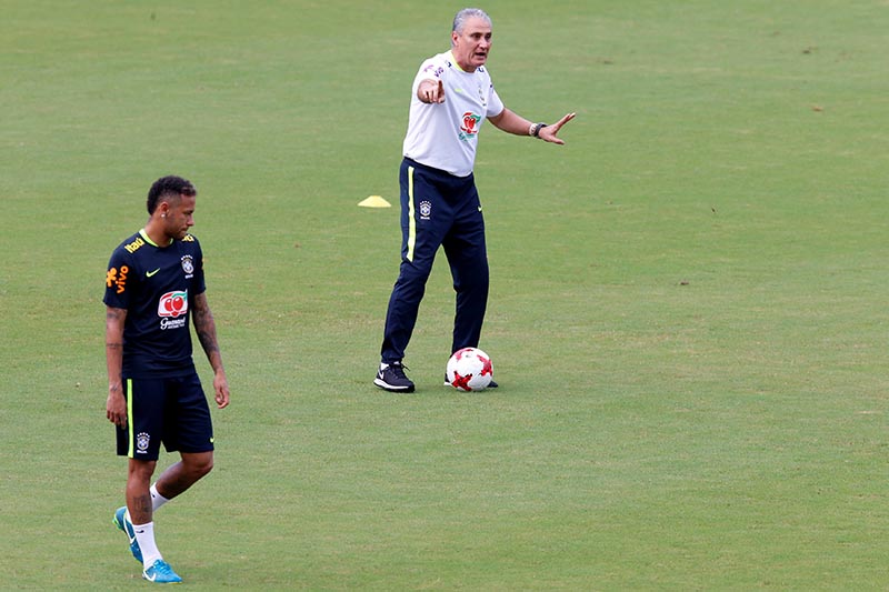 Brazil's head coach, Tite, gestures next to his player Neymar during a training session ahead of their match against Colombia in 2018 World Cup South America qualification, in Barranquilla, Colombia, September 4, 2017. Photo: Reuters