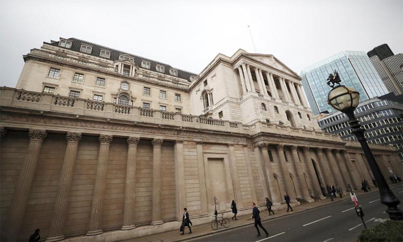 People walk past the Bank of England in London, Britain, on October 17, 2017. Photo: Reuters/ File