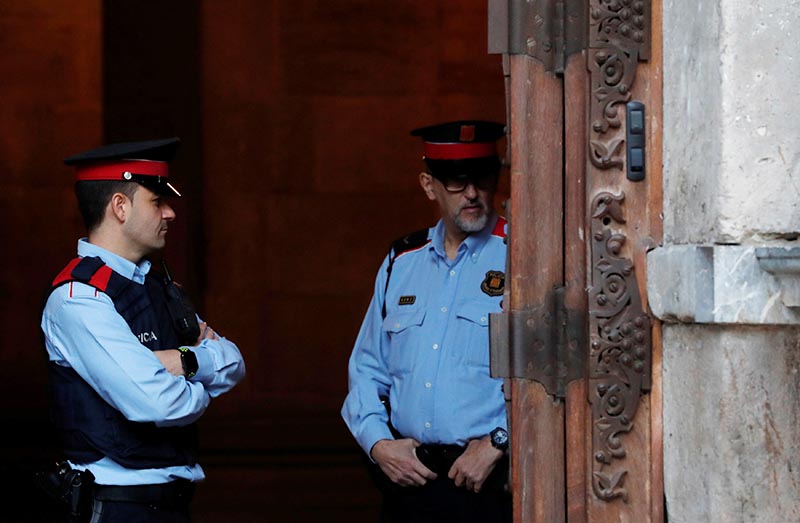 Mossos d'Esquadra, Catalan regional police officers, stand guard outside the Generalitat Palace, the Catalan regional government headquarter in Barcelona, Spain, October 30, 2017. Photo: Reuters